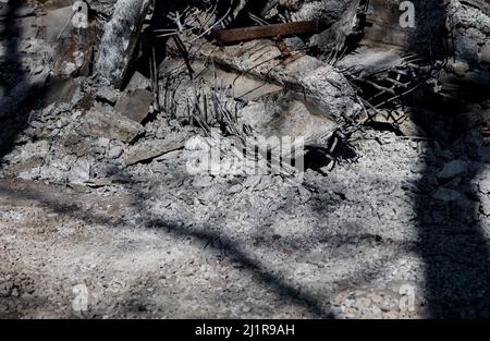 Graue Betonschutt und Bauschutt in Nahaufnahme. Alte zerstörte Brücke Stockfoto