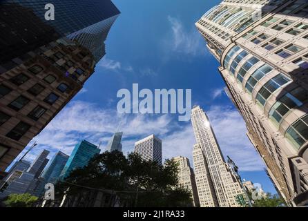 Eine Reihe von Gebäuden in Midtown Manhattan befindet sich an der 42. Street NYC Stockfoto