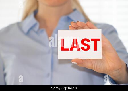 Word Writing Text Letzte Chance. Geschäftskonzept für eine Situation, die als die letzte Chance für den Erfolg betrachtet wird Grüne Wäscheklammer weißes Holz backgrou Stockfoto