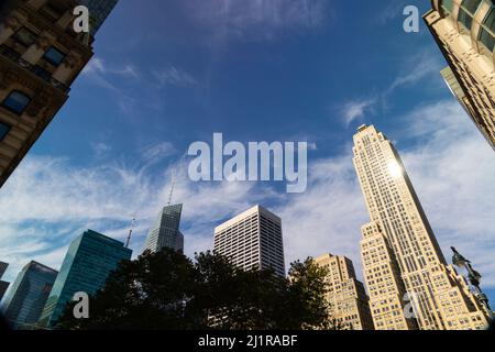 Eine Reihe von Gebäuden in Midtown Manhattan befindet sich an der 42. Street NYC Stockfoto