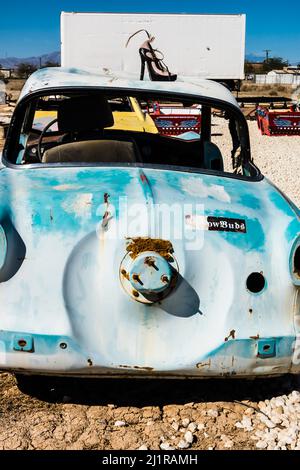 Junked Nash Metropolitan ist Teil einer Kunstinstallation namens 'The Drive-in Bombay Beach'. Kunstinstallation von Stefan Ashkenazy, Sean Dale Taylor, an Stockfoto