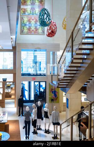 Der Flagship-Store von Louis Vuitton befindet sich in der 1 E. 57. Street und an der Ecke der Fifth Avenue, New York City, USA Stockfoto