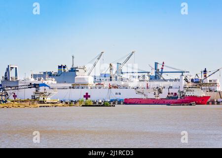 Die USNS Comfort, ein Lazarettschiff der Marine, ist wegen Reparaturarbeiten an der Alabama Shipyard am 25. März 2022 in Mobile, Alabama, angedockt. Stockfoto