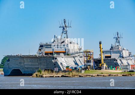 Litoral Combat Ships werden am 10. März 2022 in der Schiffsproduktionsanlage von Austal USA auf dem Mobile River in Mobile, Alabama, angedockt. Stockfoto