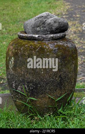 Alte Betonvase mit großem Steindeckel draußen auf dem Boden sitzend, Stillleben. Konzept der Kunst, Keramik-Objekt und vintage oder antike dekorative Outdoor Stockfoto