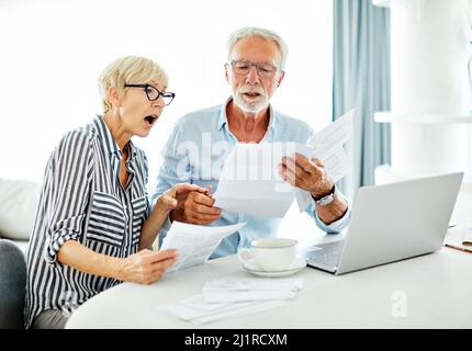 Frau Mann Finanzen Senior Ruhestand Paar Hause bil Dokument Papierkram Tabelle Papiersteuer Stockfoto