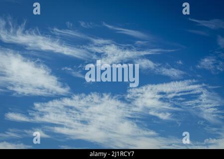 Weiche weiße Wolken gegen blauen Himmel Stockfoto