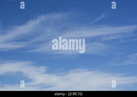 Weiche weiße Wolken gegen blauen Himmel Stockfoto