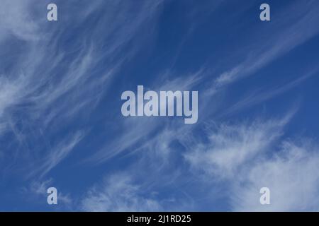 Weiche weiße Wolken gegen blauen Himmel Stockfoto