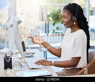 Shes bekam den besten Rat. Aufnahme einer jungen Callcenter-Agent-Frau, die bei der Arbeit einen Computer benutzt. Stockfoto