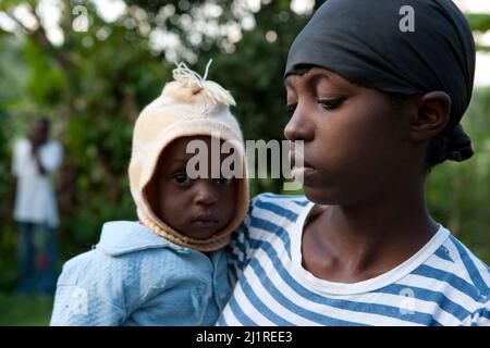 Joy Kaiuthi, 18, lebt mit ihrem Kind und ihrem Bruder Anthony Muriithin, 23 Jahre alt. Ihre Eltern starben an AIDS. Beide gingen aus der Schule. Stockfoto