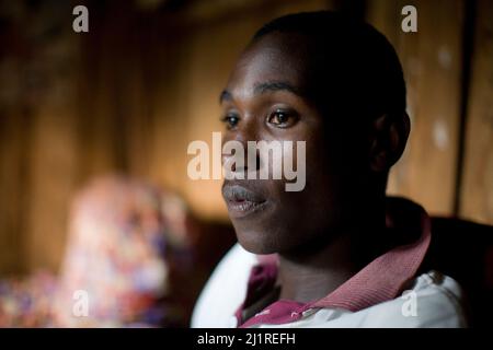 Joy Kaiuthi, 18, lebt mit ihrem Kind und ihrem Bruder Anthony Muriithin, 23 Jahre alt. Ihre Eltern starben an AIDS. Beide gingen aus der Schule. Stockfoto