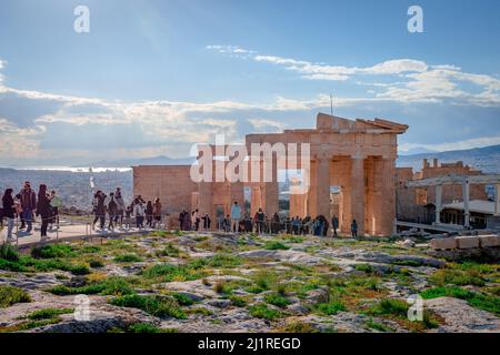 Die Propylaea, das monumentale Tor zur Akropolis von Athen, mit atemberaubendem Blick auf Piräus und das Meer. Athen, Griechenland. Stockfoto