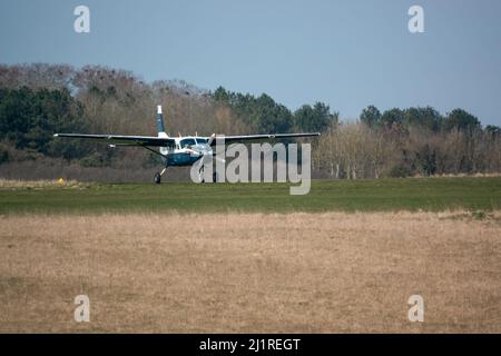 Cessna 208b Grand Caravan G-CPSS Leichtflugzeug steigt an Land blauen Himmel Stockfoto