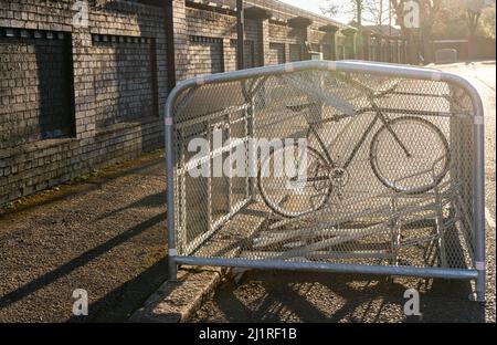 Wasserdichter, sicherer Fahrradparkplatz auf der Straße Stockfoto