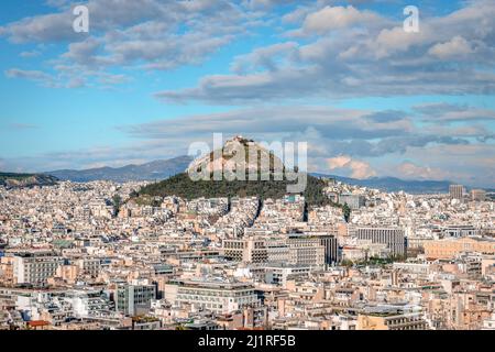 Panorama der Skyline von Athen mit dem Lycabettus-Berg. Foto vom Akropolis-Hügel. Stockfoto