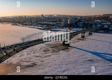 Brücke über die Wolga in Saratov, Luftdrohnenansicht. Stockfoto