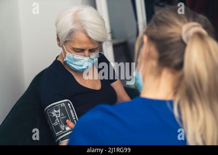 Eine an Diabetes erkrankte Patientin, die sich bei einem Arzt untersucht. Hochwertige Fotos Stockfoto
