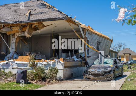 ARABI, LA, USA - 26. MÄRZ 2022: Dach verstümmelt, Hausfront abgerissen und Schalttafel landete nach dem Tornado vom 22. März 2022 auf der Windschutzscheibe Stockfoto