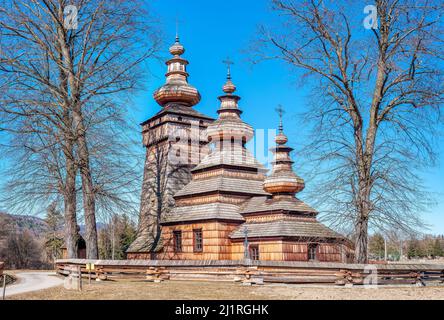 Holzkirche St. Paraskevi in Kwiatoń, Polen. Erbaut im 17.. Jahrhundert. Ursprünglich eine östliche orthodoxe Kirche (zerkva), heute eine römisch-katholische Kirche. Stockfoto