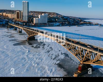 Brücke über die Wolga in Saratov, Luftdrohnenansicht. Stockfoto
