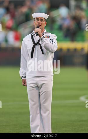 St. Petersburg, FL USA: Ein Soldat der U/S/Navy singt die Nationalhymne während eines USL-Fußballspiels zwischen den Tampa Bay Rowdies und dem Hartford Athletic Stockfoto