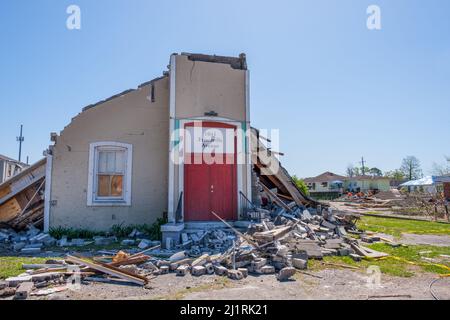 ARABI, LA, USA - 26. MÄRZ 2022: Überreste der Front of Faith World Assembly Church auf der Friscoville Avenue, nachdem am 22. März ein Tornado durchgefegt war Stockfoto