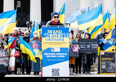 Washington, Usa. 27. März 2022. 27. März 2022 - Washington, DC, USA: Marie Yovanovitch, Diplomatin, ehemalige US-Botschafterin in der Ukraine, spricht an einem Stand mit der Ukraine-Kundgebung am Lincoln Memorial. (Foto: Michael Brochstein/Sipa USA) Quelle: SIPA USA/Alamy Live News Stockfoto