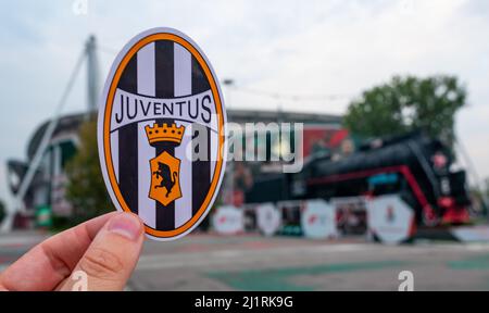 30. August 2021, Turin, Italien. Das Emblem des Fußballvereins Juventus auf dem Hintergrund des modernen Stadions. Stockfoto