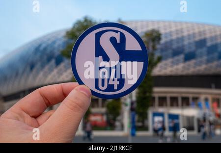 12. September 2021, Gelsenkirchen, Deutschland. Das Emblem des Fußballvereins FC Schalke 04 vor dem Hintergrund des modernen Stadions. Stockfoto