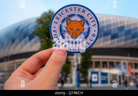 12. September 2021, Leicester, Großbritannien. Leicester City FC Fußballverein-Emblem vor der Kulisse eines modernen Stadions. Stockfoto