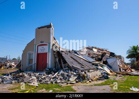 ARABI, LA, USA - 26. MÄRZ 2022: Die Kirche der Glaubensüberreste der Weltversammlung auf der Friscoville Avenue, nachdem am 22. März Tornado durch Arabi gefegt war Stockfoto