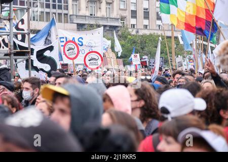 Buenos Aires, Argentinien; 24. März 2022: Nationaler Gedenktag für Wahrheit und Gerechtigkeit, Menschenmenge auf der Plaza de Mayo. Stockfoto