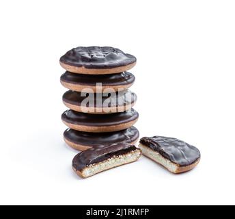 Jaffa Kuchen Kekse mit dunkler Schokolade bedeckt und mit Marmelade isoliert auf weiß gefüllt Stockfoto