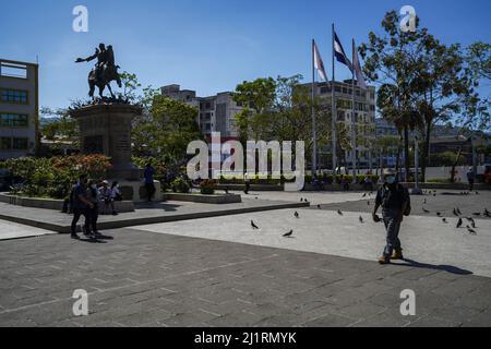 San Salvador, El Salvador. 27. März 2022. Die Menschen ruhen auf dem Gerardo Barrios Plaza. Heute hat El Salvador die höchste Anzahl von Morden in der jüngeren Geschichte registriert, als 62 Morde registriert wurden, die mit Banden in Verbindung stehen. Kredit: SOPA Images Limited/Alamy Live Nachrichten Stockfoto