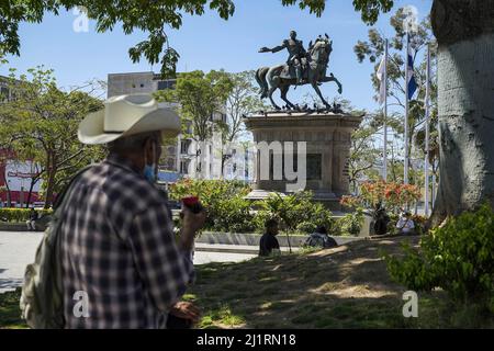 San Salvador, El Salvador. 27. März 2022. Ein Mann steht auf dem Gerardo Barrios Plaza. Heute hat El Salvador die höchste Anzahl von Morden in der jüngeren Geschichte registriert, als 62 Morde registriert wurden, die mit Banden in Verbindung stehen. Kredit: SOPA Images Limited/Alamy Live Nachrichten Stockfoto