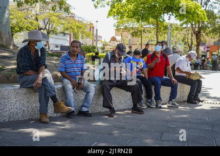 San Salvador, El Salvador. 27. März 2022. Die Menschen ruhen auf dem Gerardo Barrios Plaza. Heute hat El Salvador die höchste Anzahl von Morden in der jüngeren Geschichte registriert, als 62 Morde registriert wurden, die mit Banden in Verbindung stehen. Kredit: SOPA Images Limited/Alamy Live Nachrichten Stockfoto