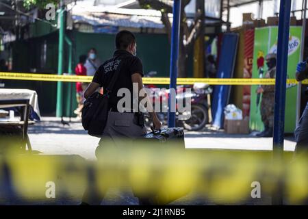 San Salvador, El Salvador. 27. März 2022. Ein Detektiv arbeitet an einem Mordort. Heute hat El Salvador die höchste Anzahl von Morden in der jüngeren Geschichte registriert, als 62 Morde registriert wurden, die mit Banden in Verbindung stehen. (Foto von Camilo Freedman/SOPA Images/Sipa USA) Quelle: SIPA USA/Alamy Live News Stockfoto