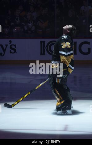 Pittsburgh, Usa. 27. März 2022. Pittsburgh Penguins Torhüter Tristan Jarry (35) blickt während der National Anthem vor dem Start des Spiels gegen die Detroit Red Wings in der PPG Paints Arena in Pittsburgh am Sonntag, den 27. März 2022, in den Himmel. Foto von Archie Corper/UPI Credit: UPI/Alamy Live News Stockfoto