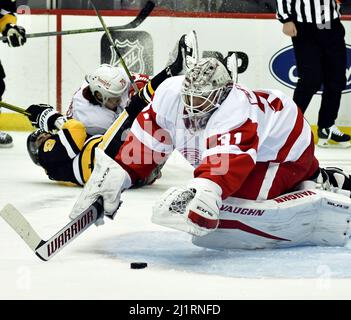 Pittsburgh, Usa. 27. März 2022. Detroit Red Wings Torhüter Calvin Pickard (31) taucht in der zweiten Periode gegen die Pittsburgh Penguins in der PPG Paints Arena in Pittsburgh am Sonntag, den 27. März 2022, um die Rettung. Foto von Archie Corper/UPI Credit: UPI/Alamy Live News Stockfoto