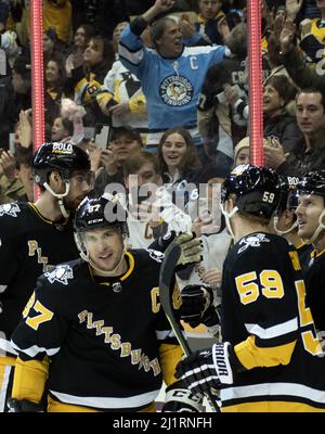 Pittsburgh, Usa. 27. März 2022. Pittsburgh Penguins Center Sidney Crosby (87) feiert sein Tor in der zweiten Periode gegen die Detroit Red Wings in der PPG Paints Arena in Pittsburgh am Sonntag, den 27. März 2022. Foto von Archie Corper/UPI Credit: UPI/Alamy Live News Stockfoto