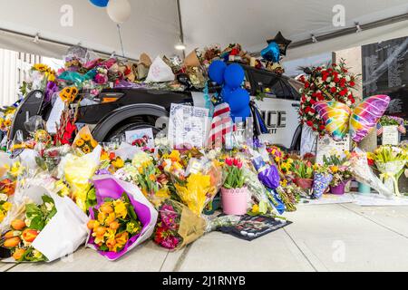 Everett, WA - USA: O3-27-2022:Blumen, Teddybären und Liebesbotschaften überschwappen in Everett einen Streifenwagen. Ein Denkmal für den gefallenen Offizier Dan Rocha On Stockfoto