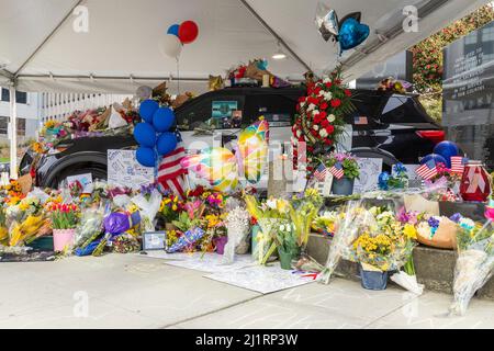 Everett, WA - USA: O3-27-2022:Blumen, Teddybären und Liebesbotschaften überschwappen in Everett einen Streifenwagen. Ein Denkmal für den gefallenen Offizier Dan Rocha On Stockfoto