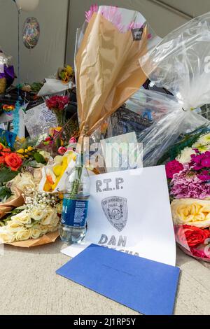 Everett, WA - USA: O3-27-2022:Blumen, Teddybären und Liebesbotschaften überschwappen in Everett einen Streifenwagen. Ein Denkmal für den gefallenen Offizier Dan Rocha On Stockfoto