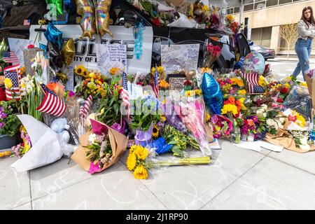 Everett, WA - USA: O3-27-2022:Blumen, Teddybären und Liebesbotschaften überschwappen in Everett einen Streifenwagen. Ein Denkmal für den gefallenen Offizier Dan Rocha On Stockfoto