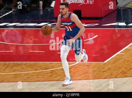 Washington, USA. 27. März 2022. WASHINGTON, DC - 27. MÄRZ: Der Wache der Washington Wizards Tomas Satoransky (31) startet während eines NBA-Spiels zwischen den Washington Wizards und den Golden State Warriors am 27. März 2022 in der Capital One Arena in Washington, DC. (Foto von Tony Quinn/SipaUSA) Quelle: SIPA USA/Alamy Live News Stockfoto