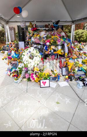 Everett, WA - USA: O3-27-2022:Blumen, Teddybären und Liebesbotschaften überschwappen in Everett einen Streifenwagen. Ein Denkmal für den gefallenen Offizier Dan Rocha On Stockfoto