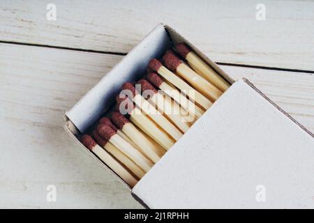 Matches in einer Box auf weißem Holzhintergrund. Matches close-up, Makrofotografie Stockfoto