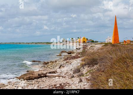 Orangefarbener Obelisk auf Bonaire, der als Landmarkierung für die Navigation verwendet wird Stockfoto