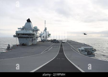 Ein US Marine Corps CH-53E Super Hengst bereitet sich auf die Landung auf der HMS Prince of Wales während der Übung Cold Response 2022, Norwegische See, 24. März 2022 vor. Der CH-53E Super Hengst wird Marine Heavy Helicopter Squadron (HMH) 366, Marine Aircraft Group 29, 2D Marine Aircraft Wing und die HMS Prince of Wales der britischen Royal Navy zugeordnet. Übung Cold Response '22 ist eine alle zwei Jahre stattfindende norwegische nationale Bereitschafts- und Verteidigungsübung, die in ganz Norwegen stattfindet, an der jeder seiner Militärdienste sowie 26 weitere NATO-alliierte Nationen und Regionen teilnehmen Stockfoto